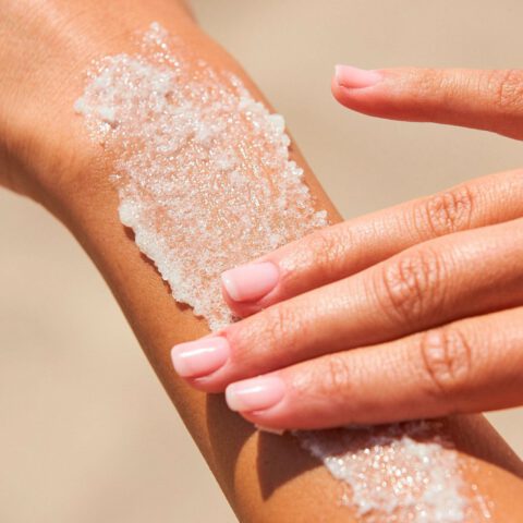 Ενζύμων, γκομάζ, DIY ή μηχανικό; Ποιο scrub σώματος είναι το καλύτερο;
